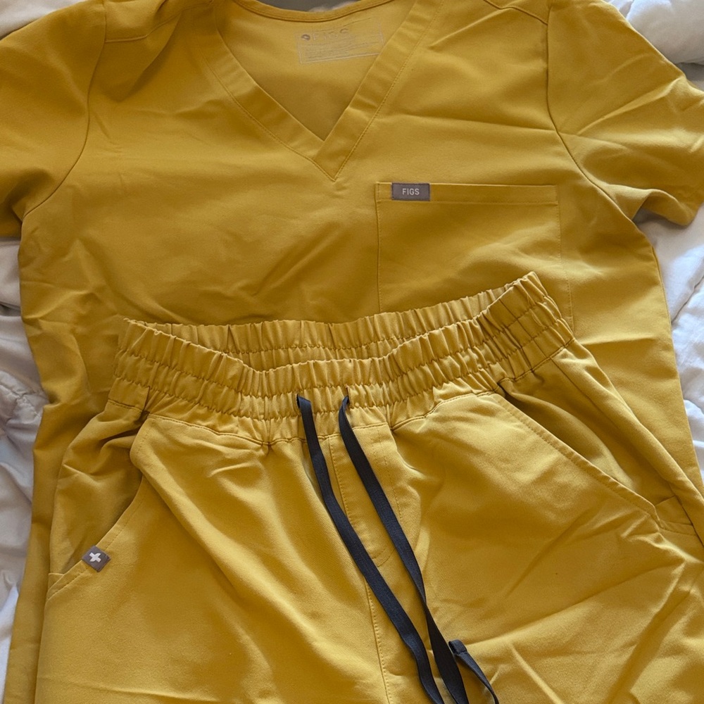 Figs Women's Scrub Set in Limited Edition Gold